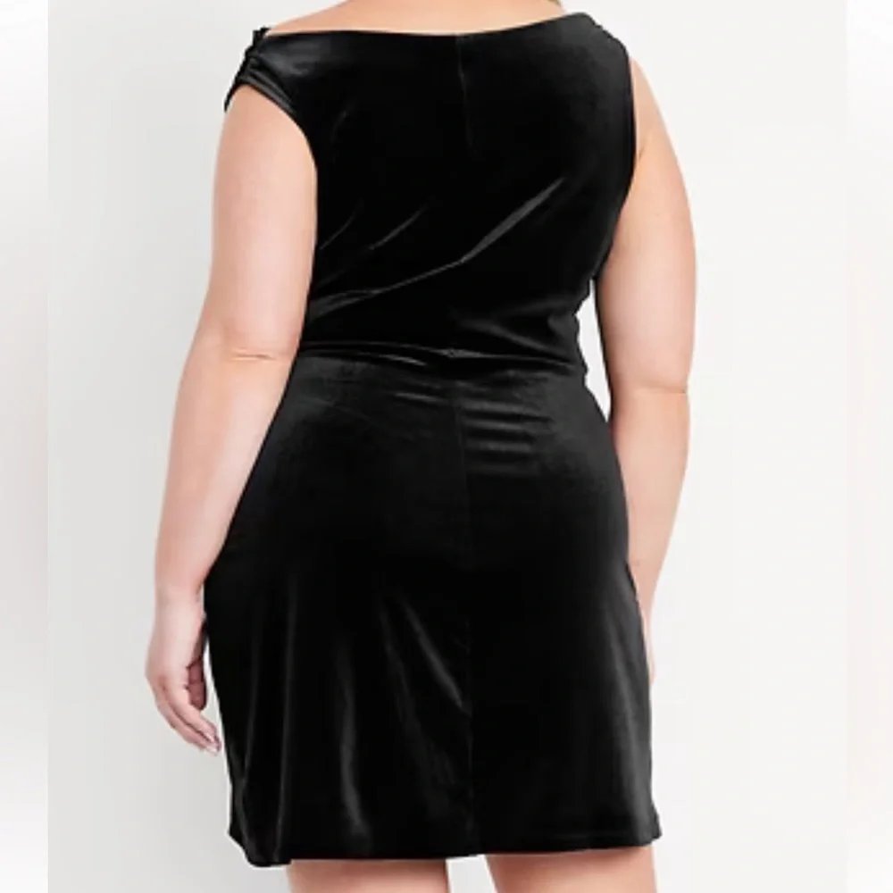 Old Navy Off-the-Shoulder Ruched Velvet Mini Dress Black Size XL NWT party - Picture 3 of 9